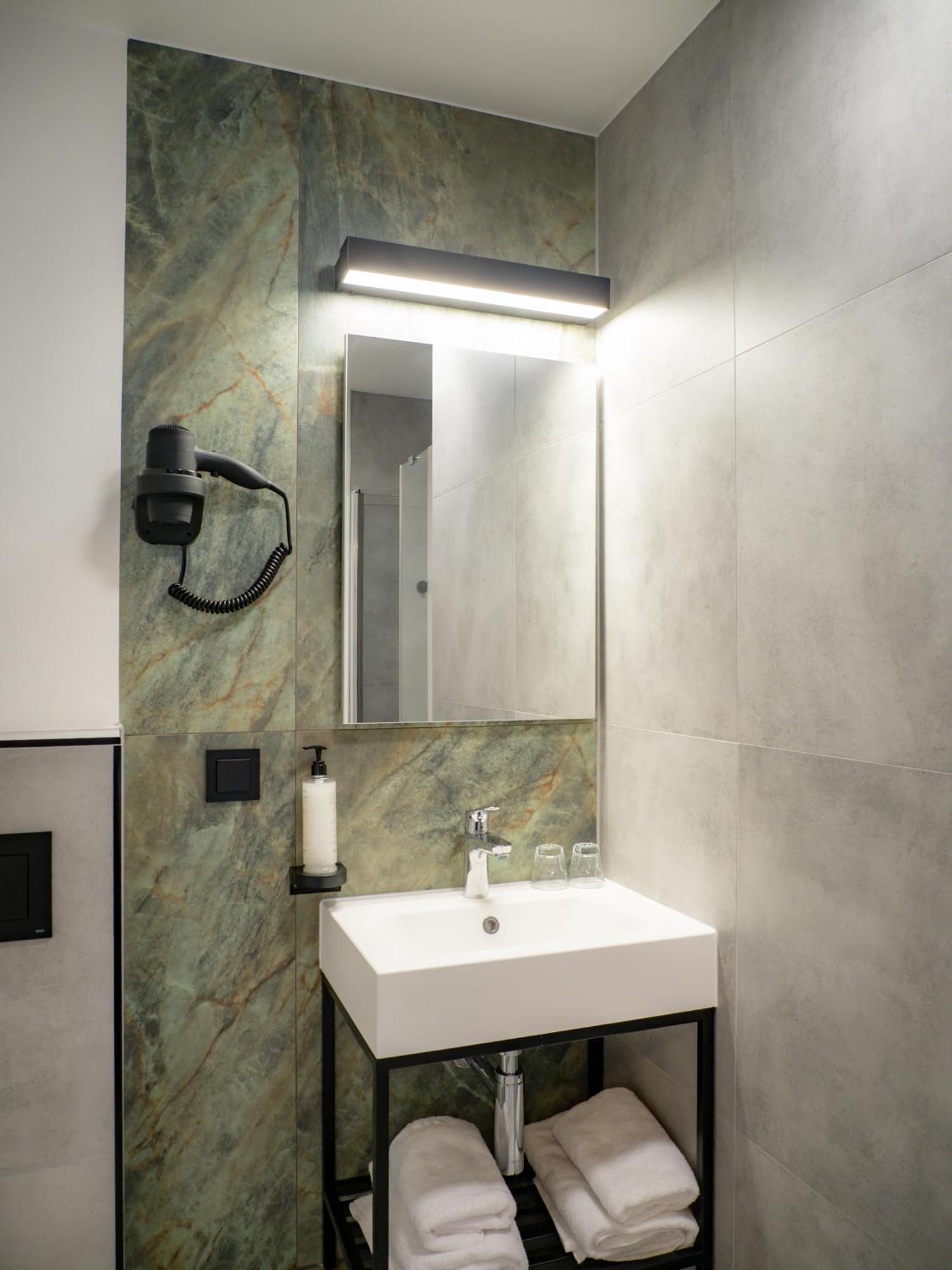 B&B Hotel Leszno Esterno foto